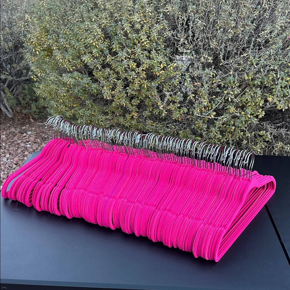 Velvet heavy duty Hangers set of 114 count, used in good condition.